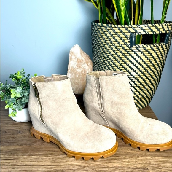 WOMEN'S JOAN OF ARCTIC™ WEDGE III CHELSEA BOOTIE - Picture 1 of 7